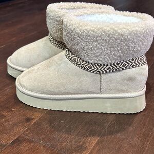 Pink Lily size 8 Payton sand platform boots. Like new